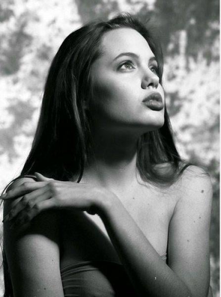 Hollywood yıldızı Angelina Jolie'nin 15 yaşındaki pozları