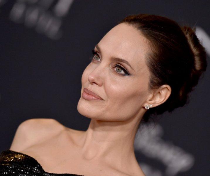 Hollywood yıldızı Angelina Jolie'nin 15 yaşındaki pozları
