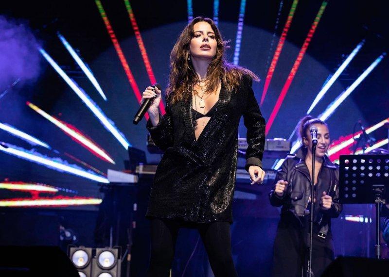 Simge Sağın'ın cesur sahne kostümleri