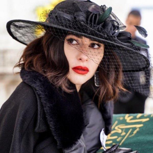 Güzelliği ile dillerden düşmeyen Nesrin Cavadzade 