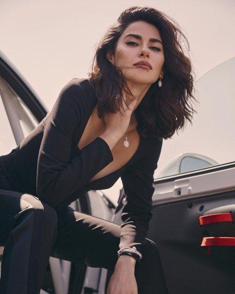 Güzelliği ile dillerden düşmeyen Nesrin Cavadzade 