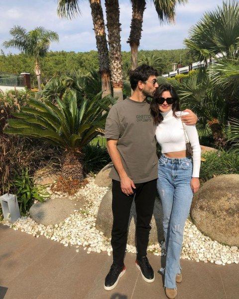 Güzelliği ile dillerden düşmeyen Nesrin Cavadzade 