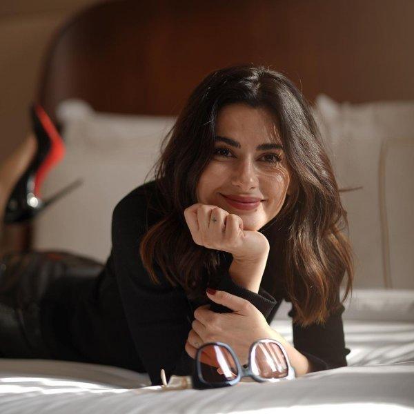 Güzelliği ile dillerden düşmeyen Nesrin Cavadzade 