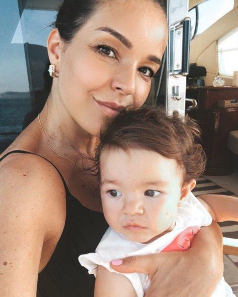 Yakın zamanda anne olan Bengü ve ailesi