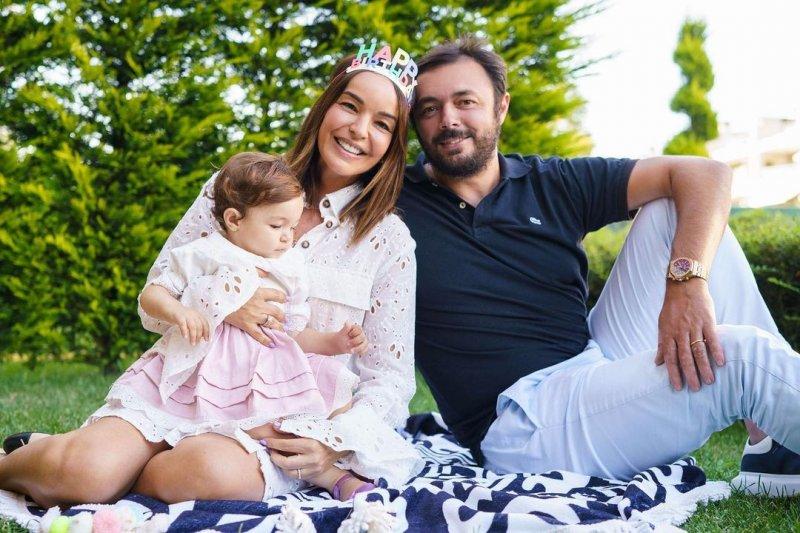 Yakın zamanda anne olan Bengü ve ailesi