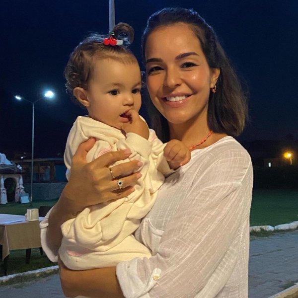 Yakın zamanda anne olan Bengü ve ailesi