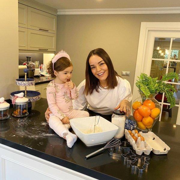 Yakın zamanda anne olan Bengü ve ailesi