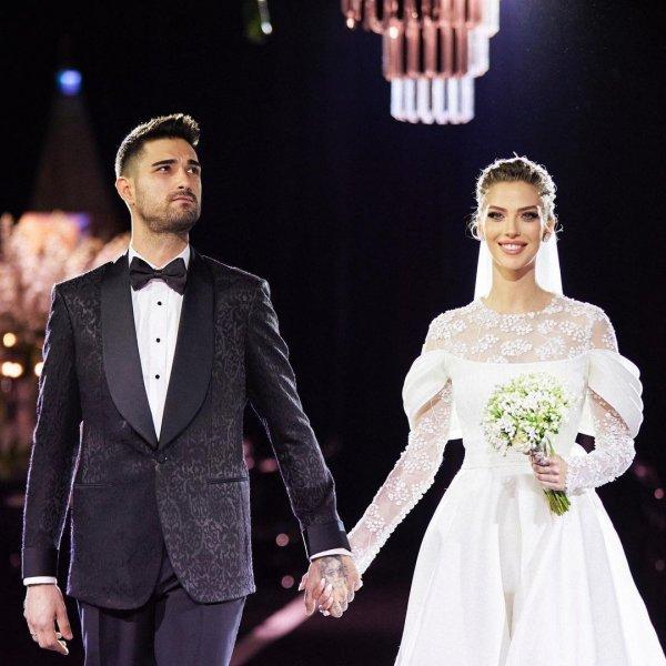 Çiçeği burnunda İdo ve Yasemin çifti