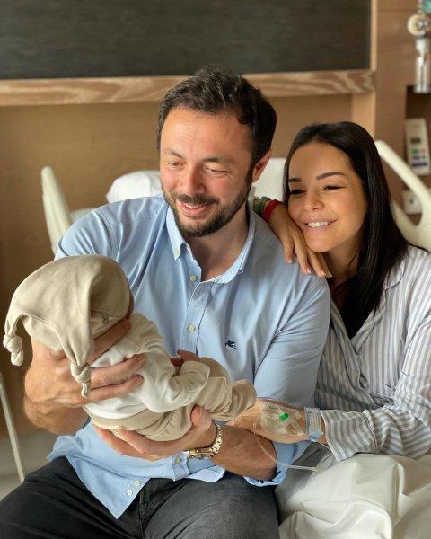 Yakın zamanda anne olan Bengü ve ailesi