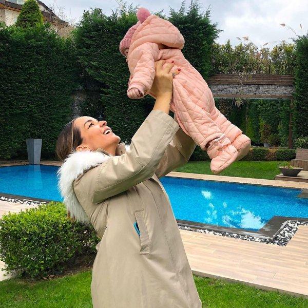 Yakın zamanda anne olan Bengü ve ailesi