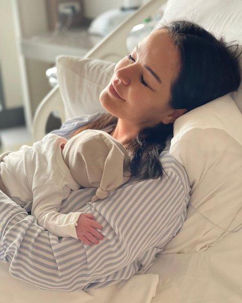 Yakın zamanda anne olan Bengü ve ailesi