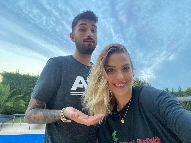 Çiçeği burnunda İdo ve Yasemin çifti