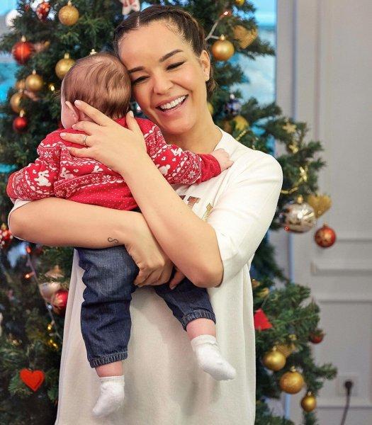 Yakın zamanda anne olan Bengü ve ailesi