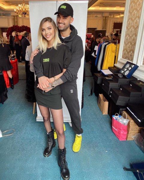 Çiçeği burnunda İdo ve Yasemin çifti