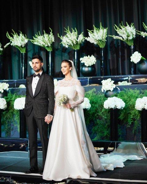 Çiçeği burnunda İdo ve Yasemin çifti