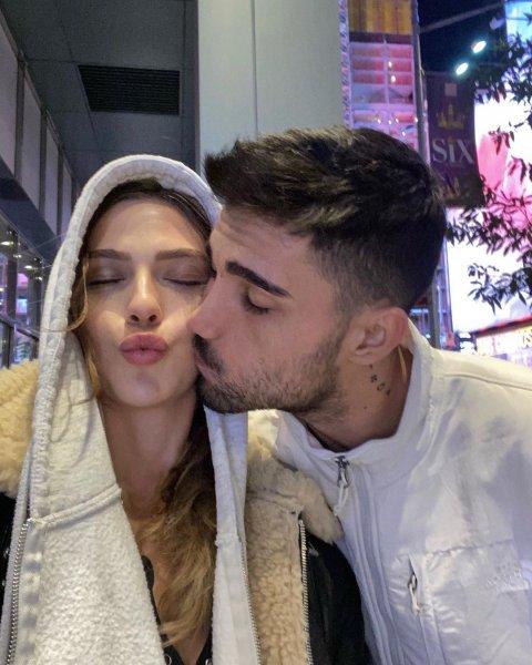 Çiçeği burnunda İdo ve Yasemin çifti