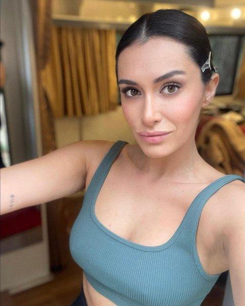 Sosyal medya pozlarıyla görenleri büyüleyen Hande Doğandemir