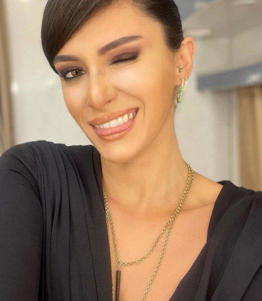 Sosyal medya pozlarıyla görenleri büyüleyen Hande Doğandemir