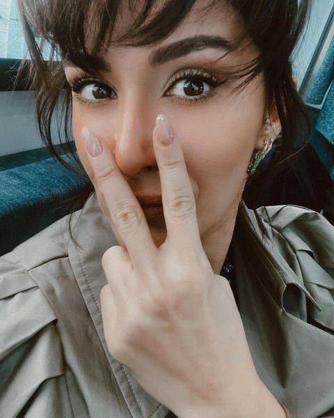 Sosyal medya pozlarıyla görenleri büyüleyen Hande Doğandemir