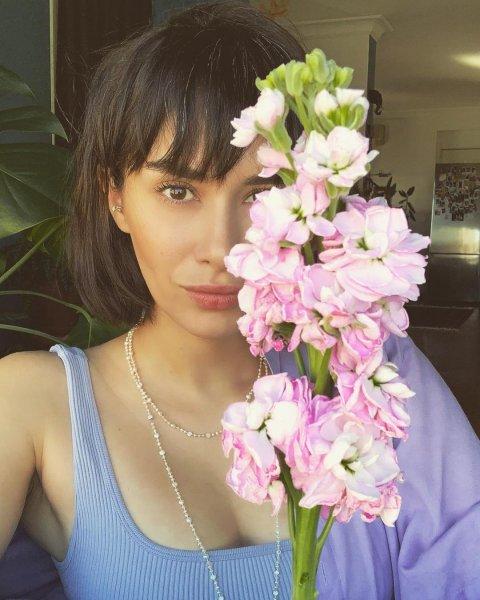 Sosyal medya pozlarıyla görenleri büyüleyen Hande Doğandemir