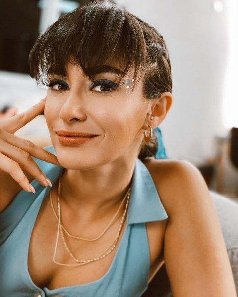 Sosyal medya pozlarıyla görenleri büyüleyen Hande Doğandemir