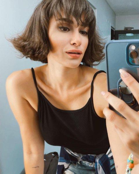 Sosyal medya pozlarıyla görenleri büyüleyen Hande Doğandemir