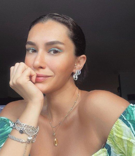 Sosyal medya pozlarıyla görenleri büyüleyen Hande Doğandemir