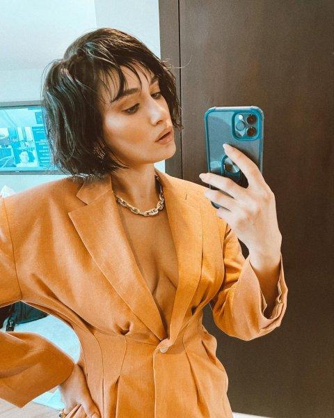 Sosyal medya pozlarıyla görenleri büyüleyen Hande Doğandemir