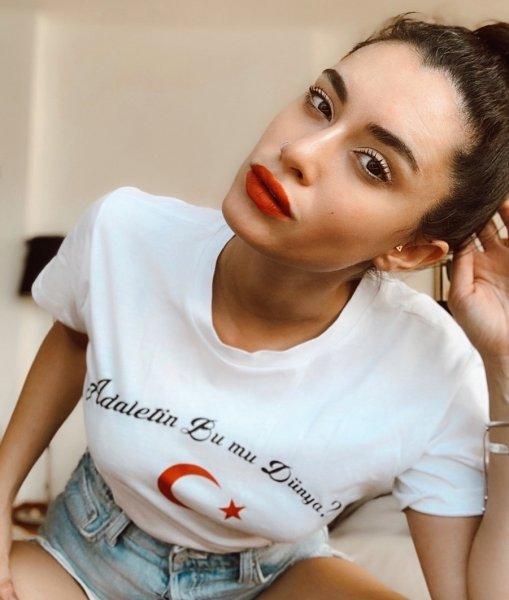 Sosyal medya pozlarıyla görenleri büyüleyen Hande Doğandemir