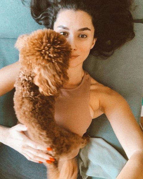 Sosyal medya pozlarıyla görenleri büyüleyen Hande Doğandemir