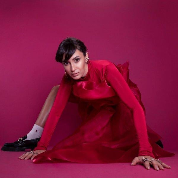 Sosyal medya pozlarıyla görenleri büyüleyen Hande Doğandemir