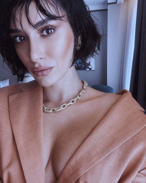 Sosyal medya pozlarıyla görenleri büyüleyen Hande Doğandemir