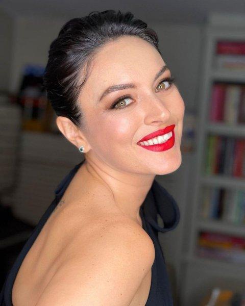 Son zamanların sevilen oyuncusu Ezgi Mola'nın paylaşımları