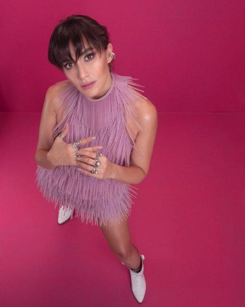 Sosyal medya pozlarıyla görenleri büyüleyen Hande Doğandemir