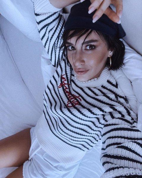 Sosyal medya pozlarıyla görenleri büyüleyen Hande Doğandemir