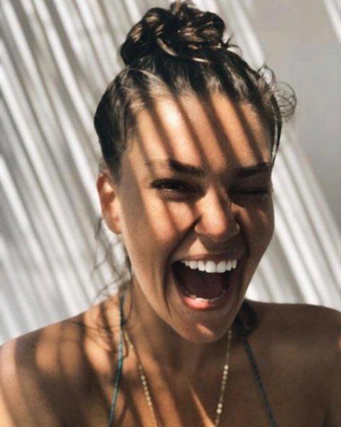 Aslı Enver'in herkesi büyüleyen doğal güzelliği