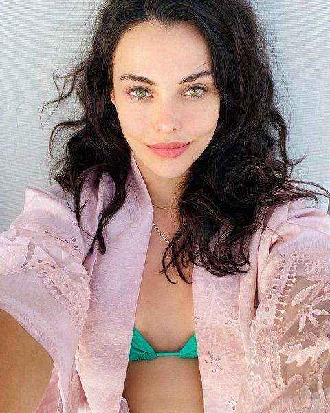 Tuvana Türkay'ın iddialı Instagram fotoğrafları