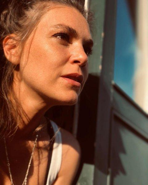 Aslı Enver'in herkesi büyüleyen doğal güzelliği