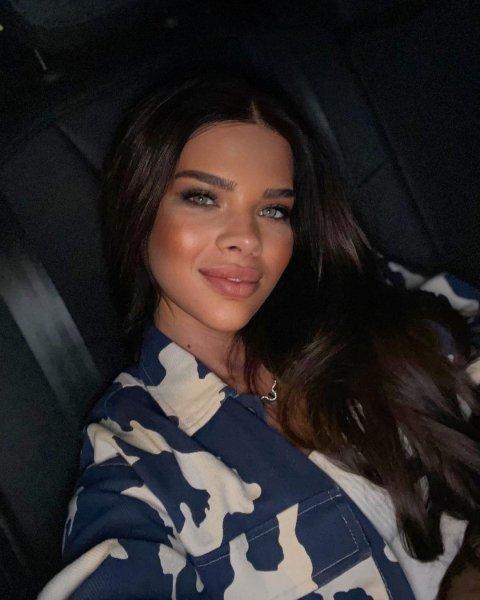 Sosyal medyada Damla Ersubaşı 