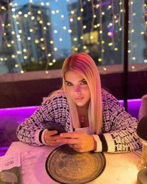 Sosyal medyada Damla Ersubaşı 