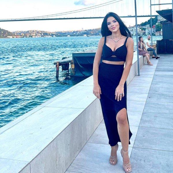 Sosyal medyada Damla Ersubaşı 