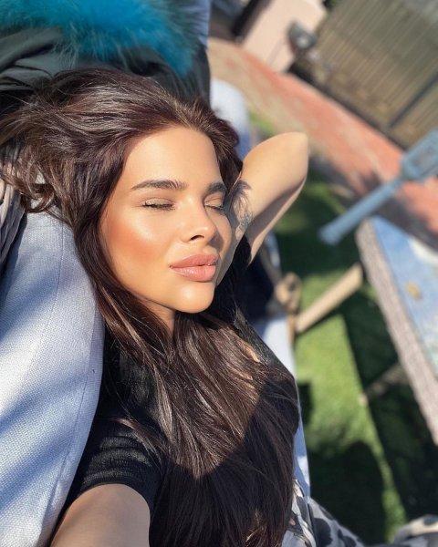 Sosyal medyada Damla Ersubaşı 