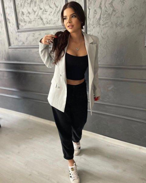 Sosyal medyada Damla Ersubaşı 