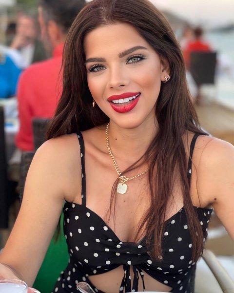 Sosyal medyada Damla Ersubaşı 