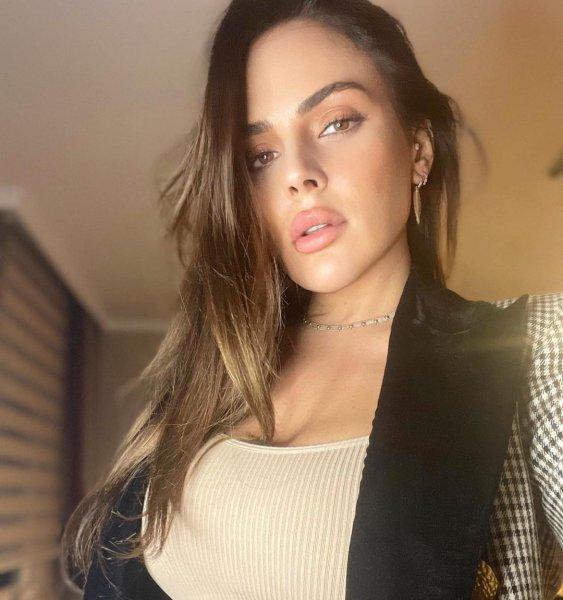 Spiker Buket Aydın'ın cesur pozları