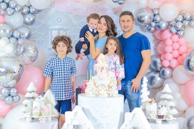 Yağmur Sarıoğlu ve ailesi