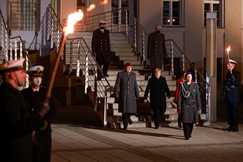 Almanya Başbakanı Merkel için askeri veda töreni