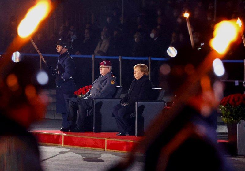 Almanya Başbakanı Merkel için askeri veda töreni