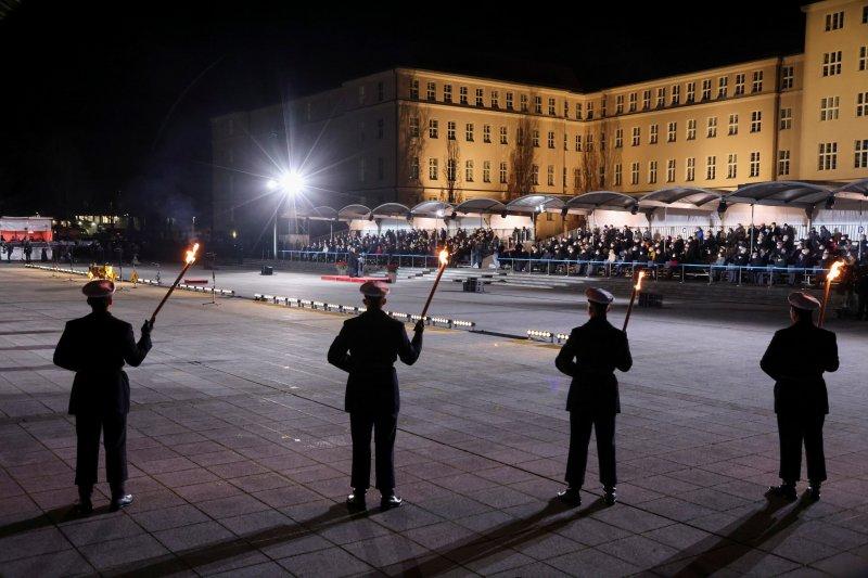 Almanya Başbakanı Merkel için askeri veda töreni