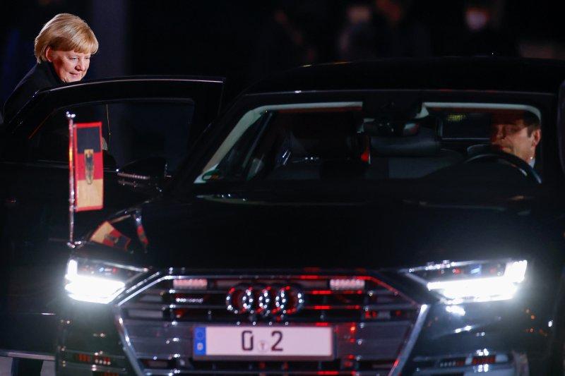 Almanya Başbakanı Merkel için askeri veda töreni